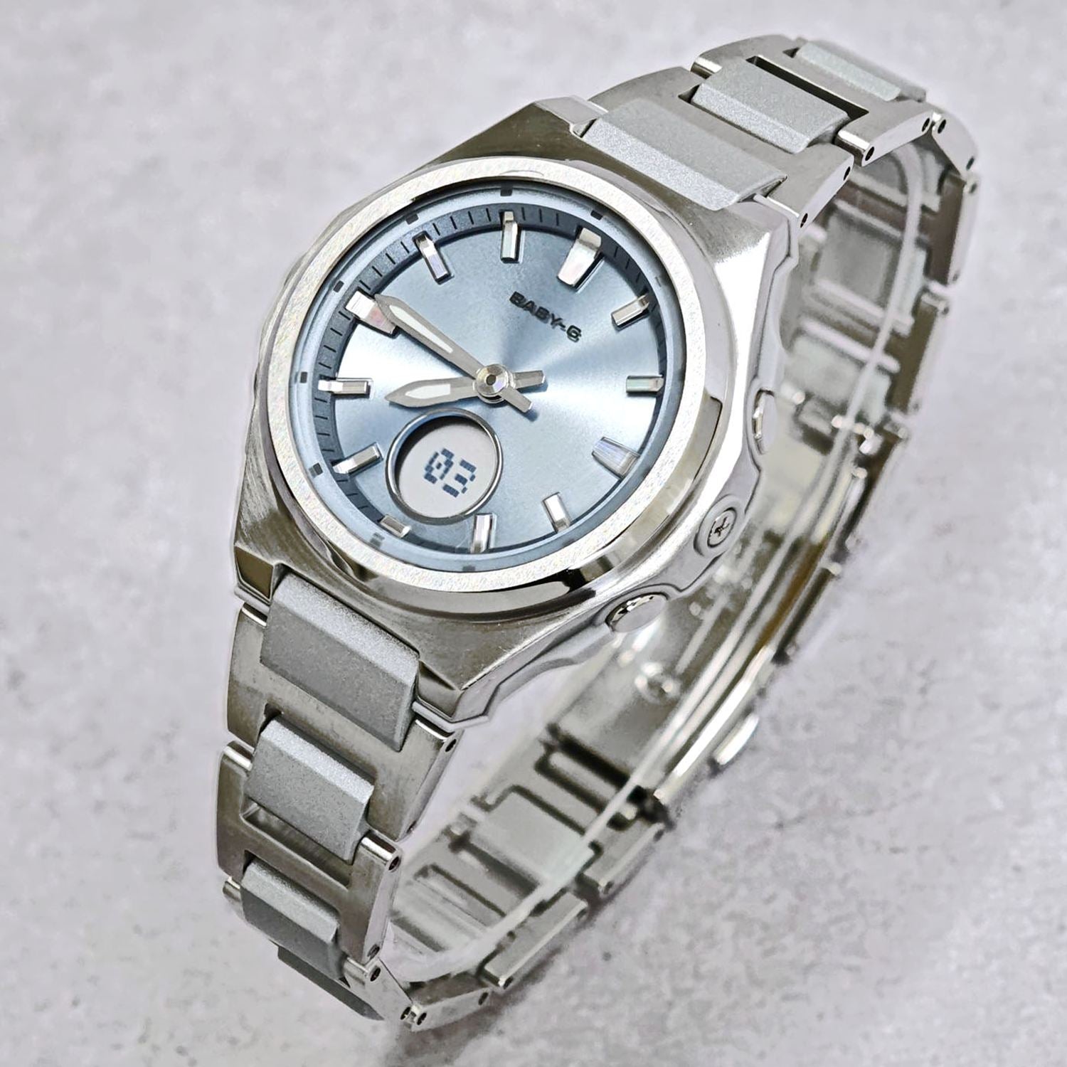 BGA-3000C-2AJFの金属と樹脂を組み合わせたバンドとケースを斜めから見た写真