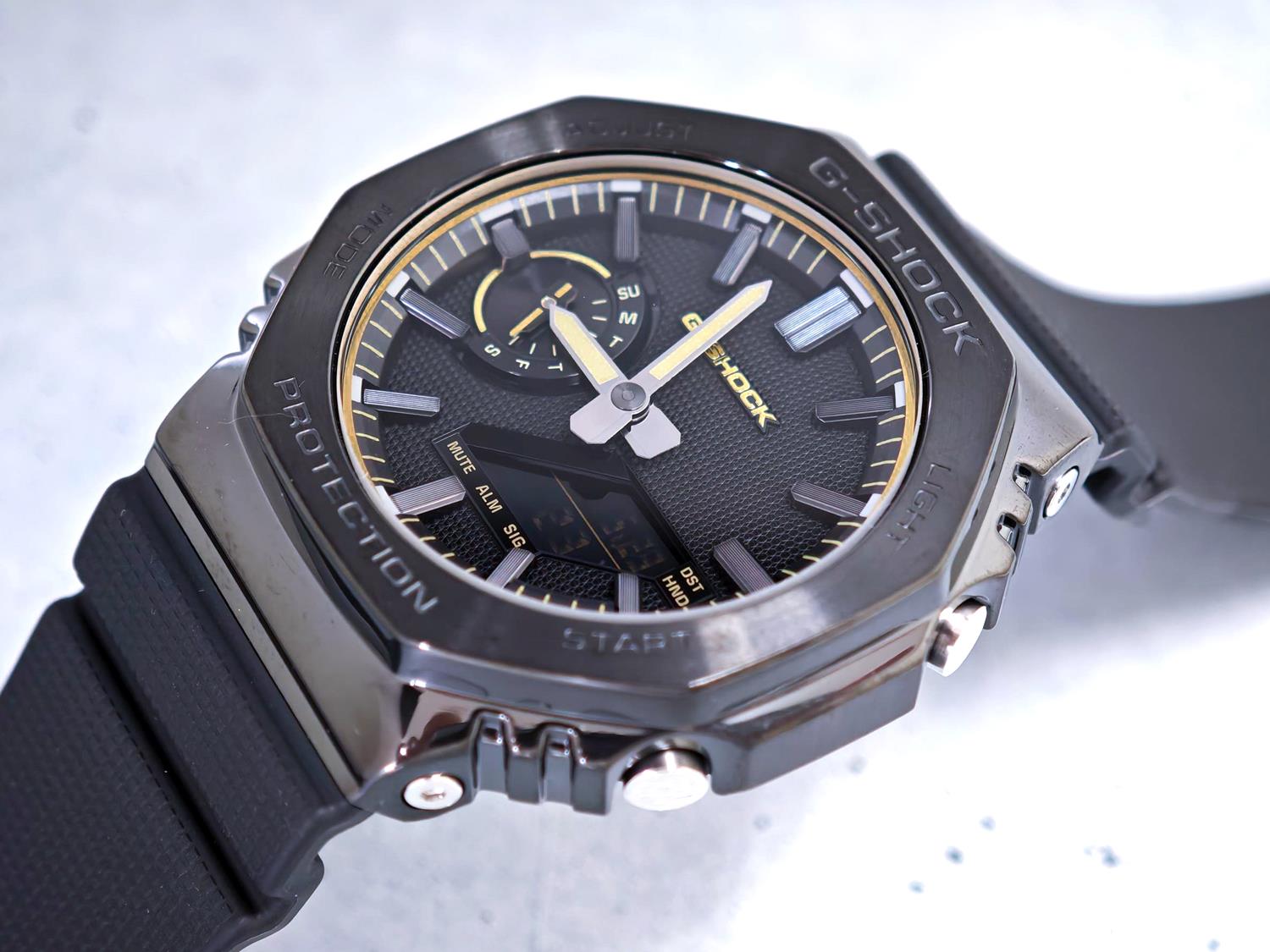 カシオ Gショック GM-2100LXB-1A9JF LUXE BLACK ゴールドアクセント ミニマリズム メタルベゼル ブラックIP 2100シリーズ 再解釈 CASIO G-SHOCK 公式サイト掲載店【0626】※6月19日発売【店頭受取可能商品】