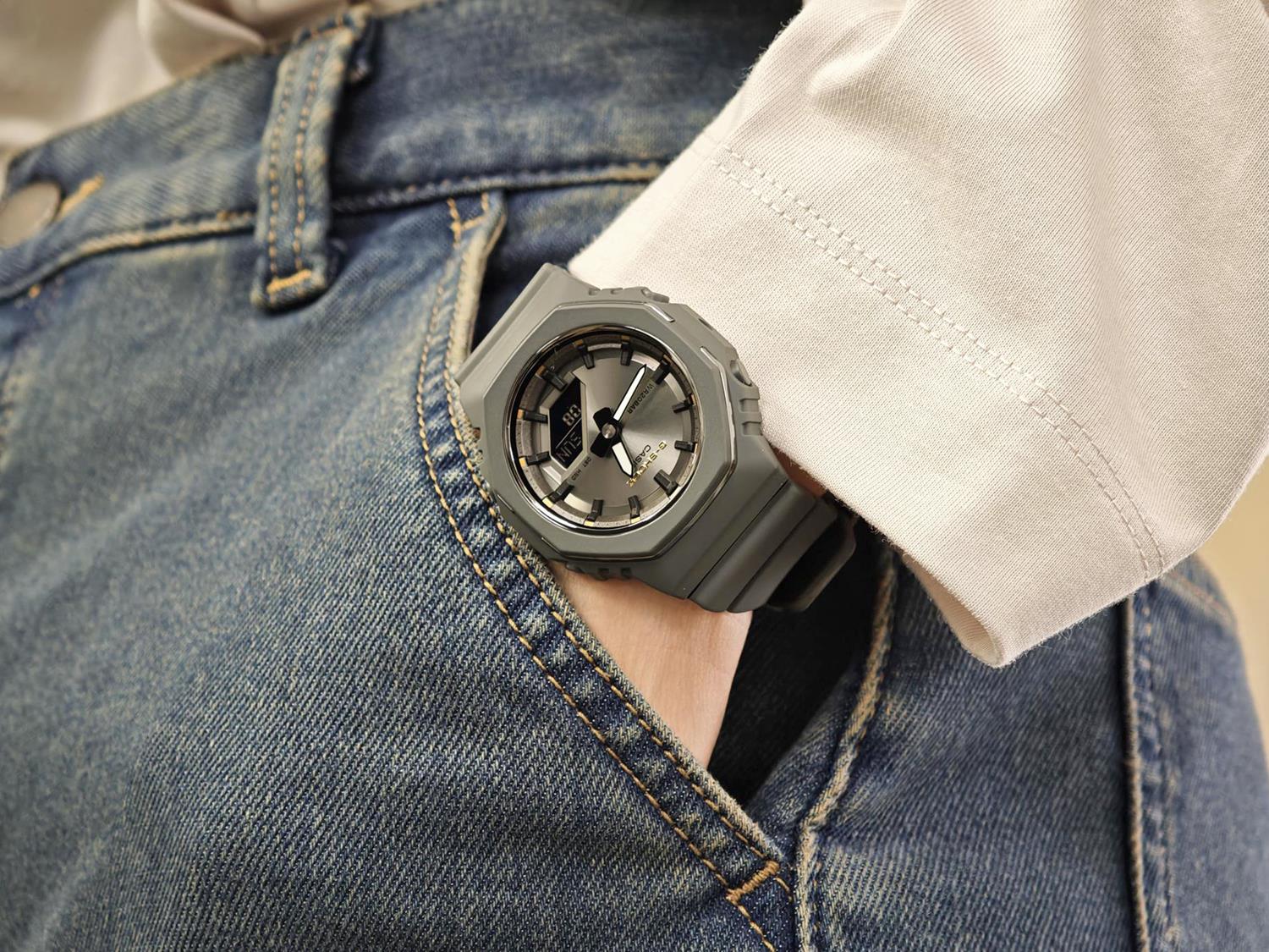 カシオ Gショック ミッドサイズ GMA-P2126W-8AJR ダークグレー×ゴールド 国際女性デー 記念モデル メタル文字板 CASIO G-SHOCK公式掲載店【0326】※3月8日発売予定【店頭受取可能商品】