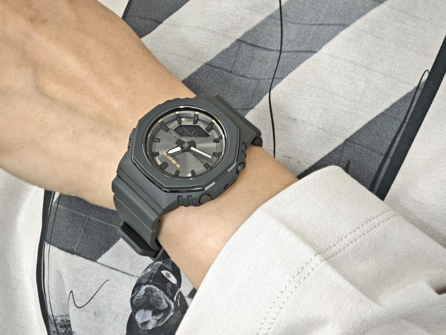 カシオ Gショック ミッドサイズ GMA-P2126W-8AJR ダークグレー×ゴールド 国際女性デー 記念モデル メタル文字板 CASIO G-SHOCK公式掲載店【0326】※3月8日発売予定【店頭受取可能商品】