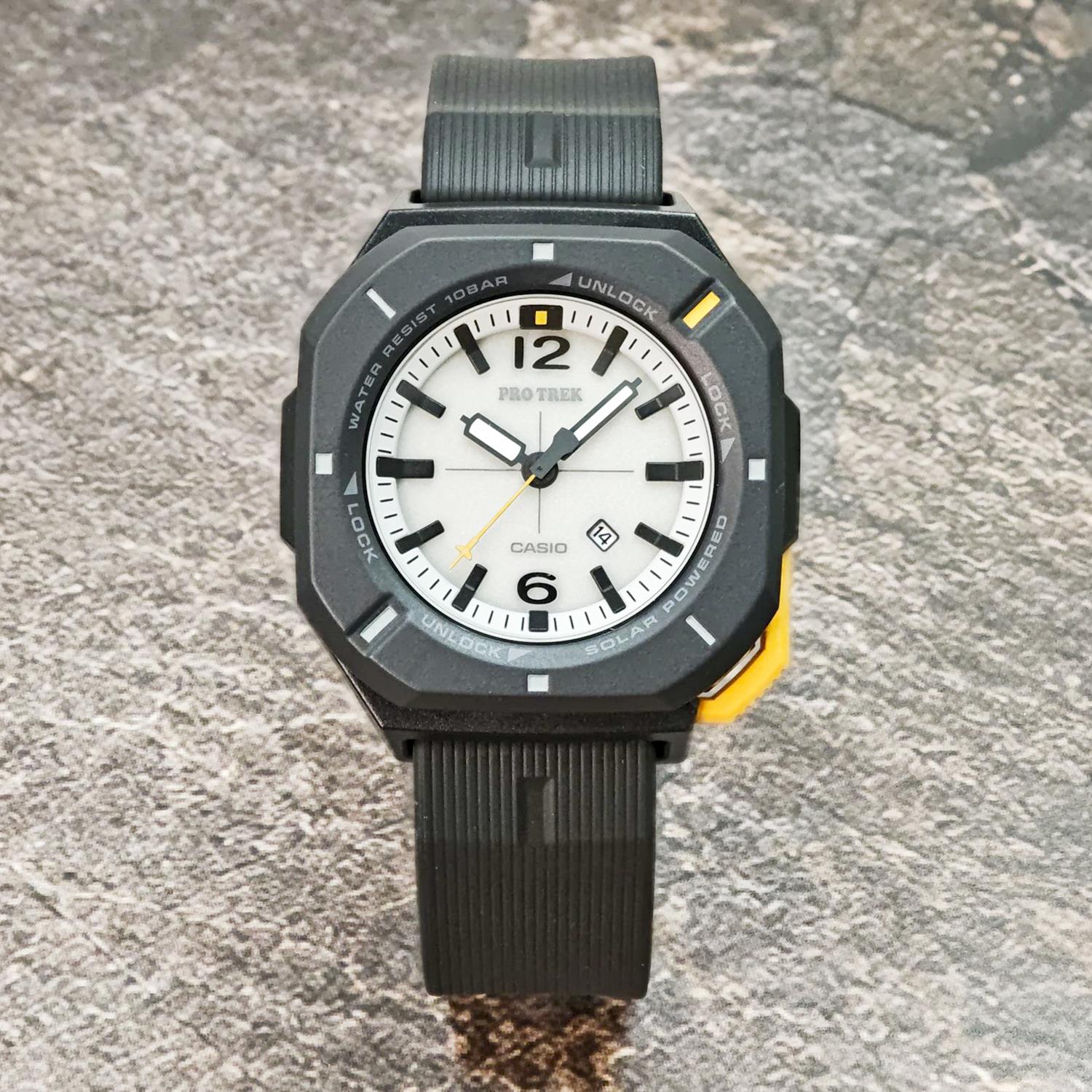 カシオ プロトレック PRO TREK Hiker Line PRJ-01-1JF ソーラー 10気圧防水 バイオマスプラスチック アナログ 腕時計 アウトドア キャンプ 登山 トレッキング コンパクト ブラック イエロー  【0726】※7月10日発売予定