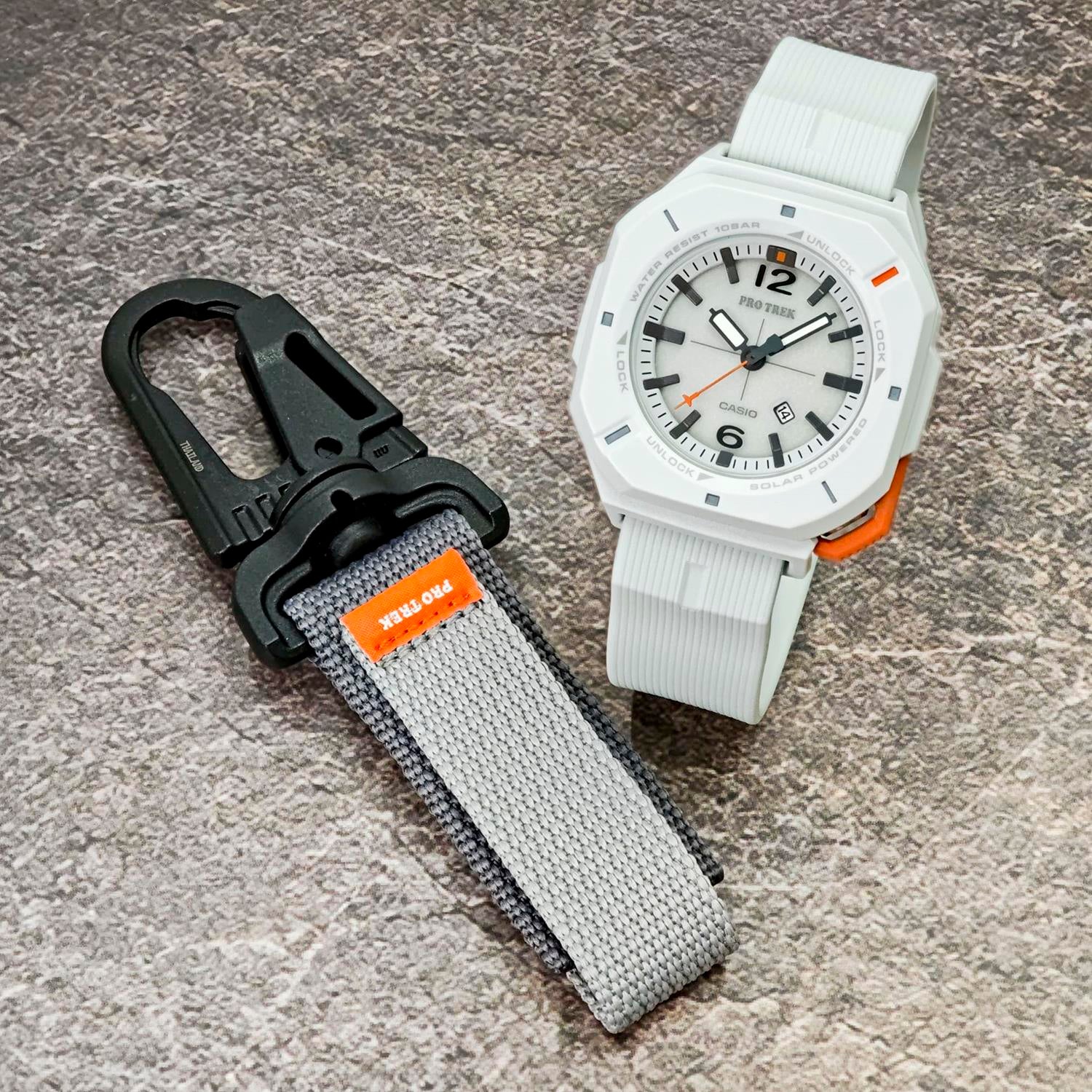 カシオ プロトレック PRO TREK Hiker Line PRJ-01AE-7JR カラビナアタッチメント付属 ソーラー 防水 バイオマスプラスチック アナログ 腕時計 アウトドア キャンプ 登山 トレッキング コンパクト 【0726】※7月10日発売予定