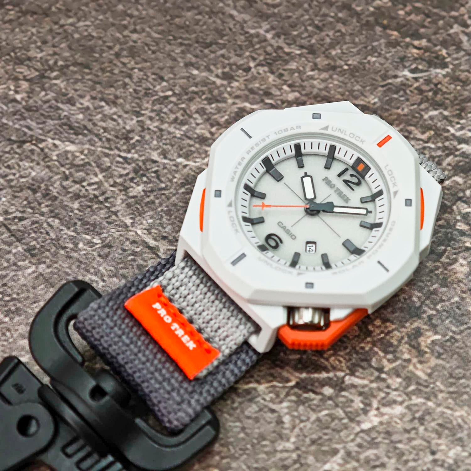 カシオ プロトレック PRO TREK Hiker Line PRJ-01AE-7JR カラビナアタッチメント付属 ソーラー 防水 バイオマスプラスチック アナログ 腕時計 アウトドア キャンプ 登山 トレッキング コンパクト 【0726】※7月10日発売予定