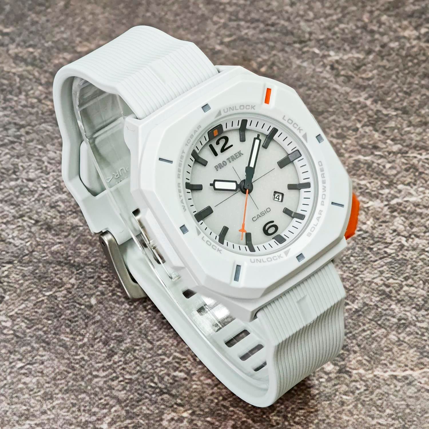 カシオ プロトレック PRO TREK Hiker Line PRJ-01AE-7JR カラビナアタッチメント付属 ソーラー 防水 バイオマスプラスチック アナログ 腕時計 アウトドア キャンプ 登山 トレッキング コンパクト 【0726】※7月10日発売予定