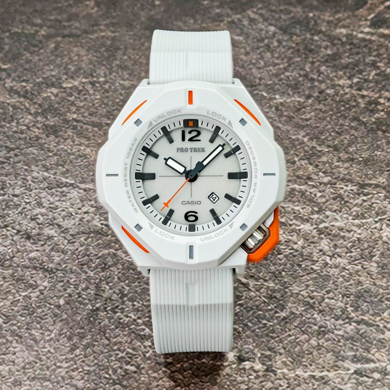 カシオ プロトレック PRO TREK Hiker Line PRJ-01AE-7JR カラビナアタッチメント付属 ソーラー 防水 バイオマスプラスチック アナログ 腕時計 アウトドア キャンプ 登山 トレッキング コンパクト 【0726】※7月10日発売予定